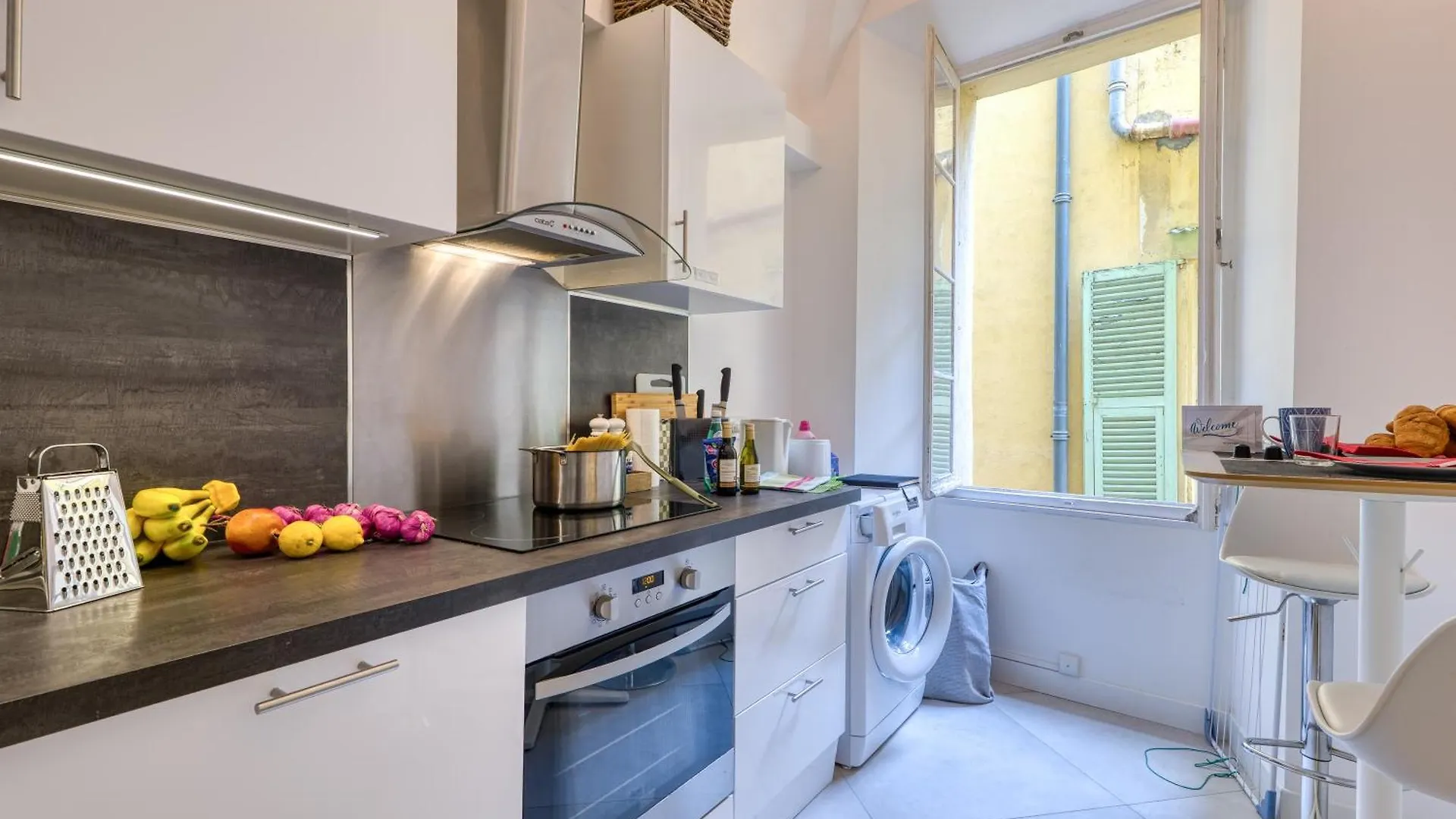 Two Levels Apt In Historical Building - Happy Rentals Menton